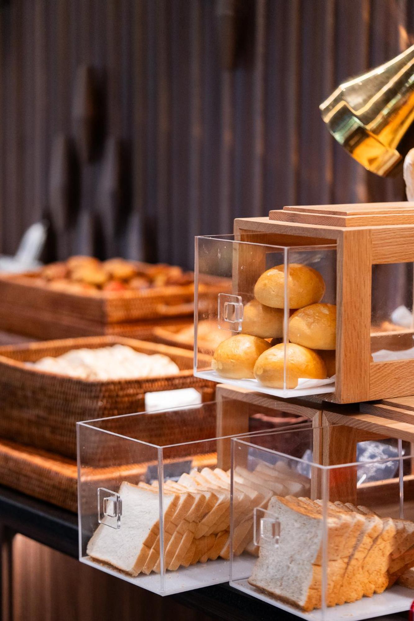 Maison Hotel Bangkok Dış mekan fotoğraf Buns at a buffet