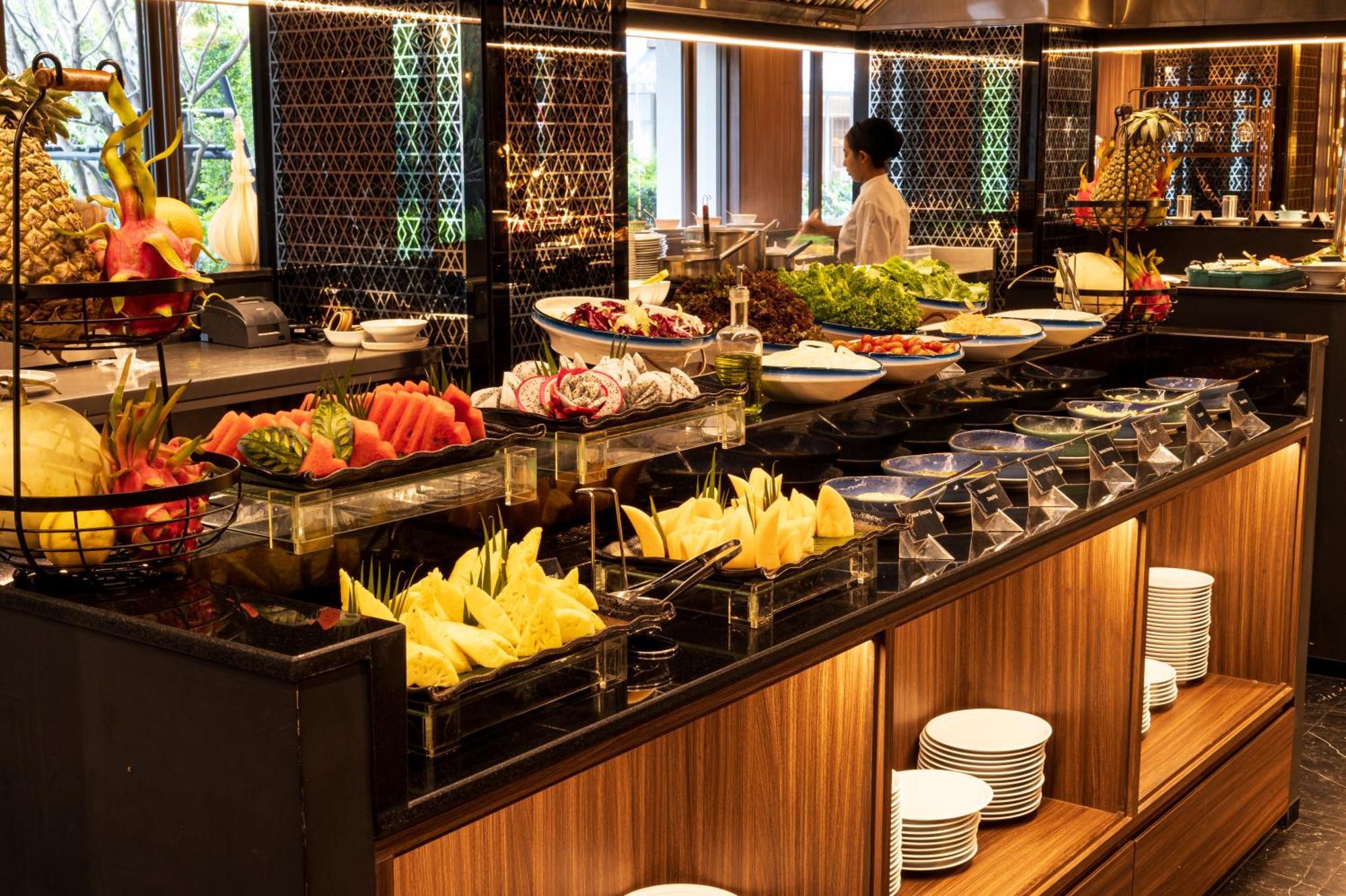 Maison Hotel Bangkok Dış mekan fotoğraf A buffet at a hotel